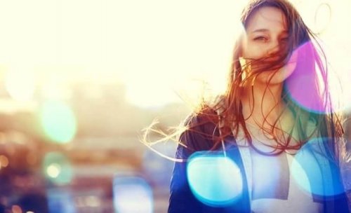 Leende kvinna i soldis