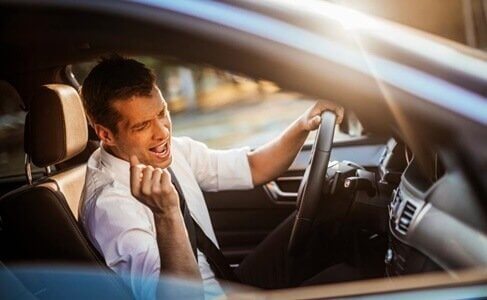 Man som sjunger när han kör bil.