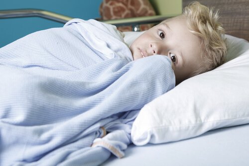 Pojke med cancer i sjukhusbädd