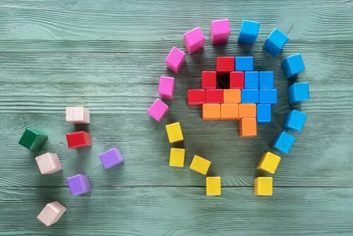 Olikfärgade klossar