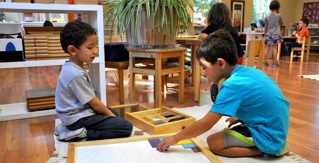 Barn i Montessori-skola