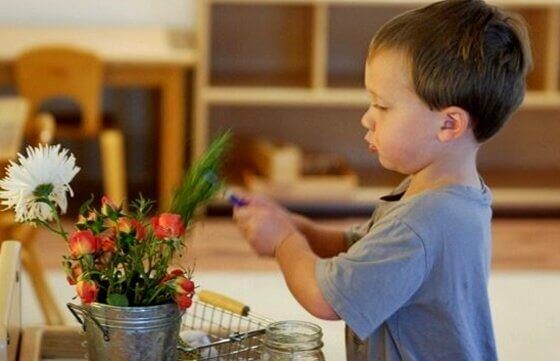 Barn med blommor