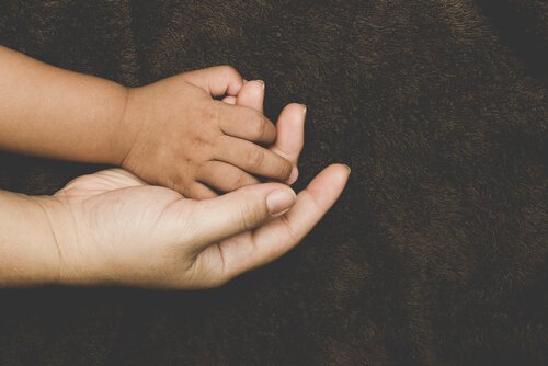 Vilka faktorer influerar anknytning hos adopterade barn?