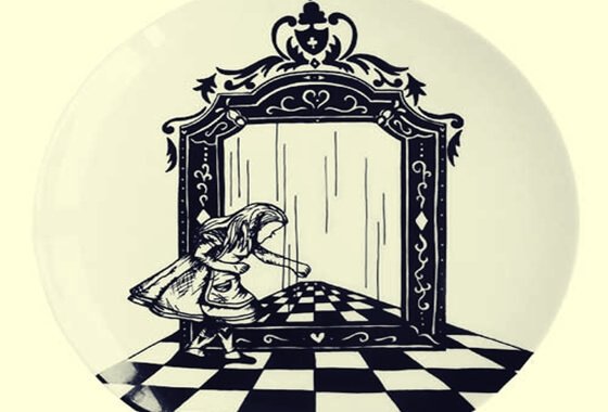 Alice som står bredvid spegel.