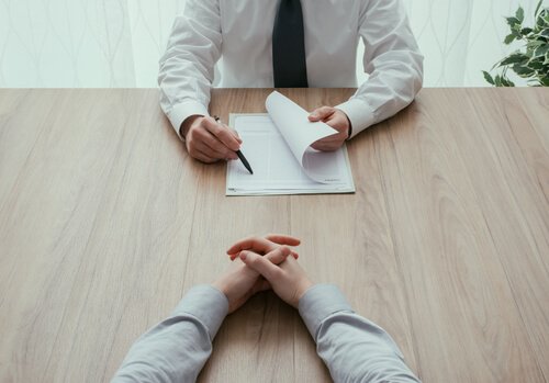 Anställningsintervju där ett CV granskas