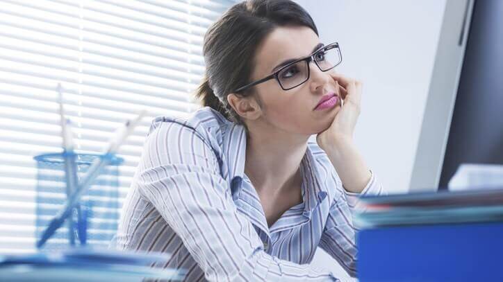 Kvinna som tittar på datorn.