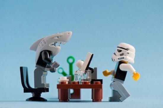 lego som visar på ett skadligt jobb