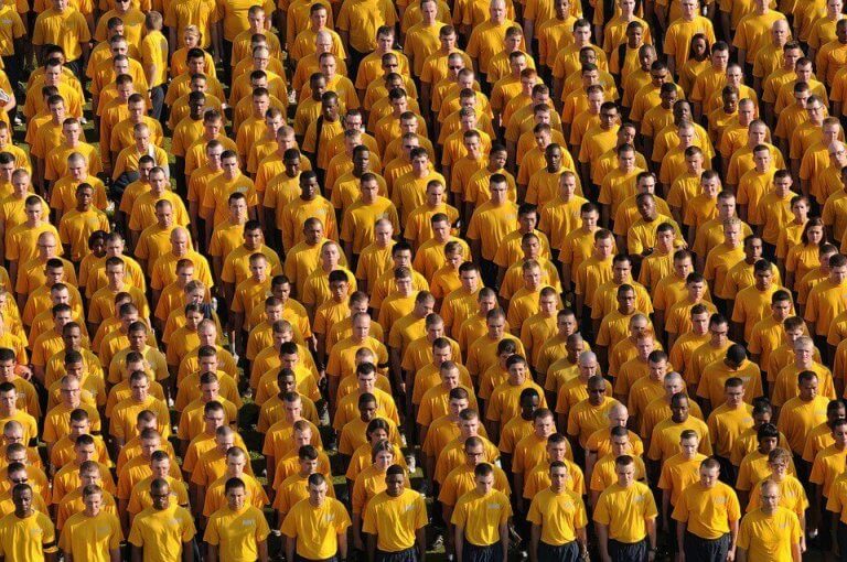 Män med gula t-shirts.