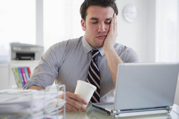 Man som tittar på laptop.