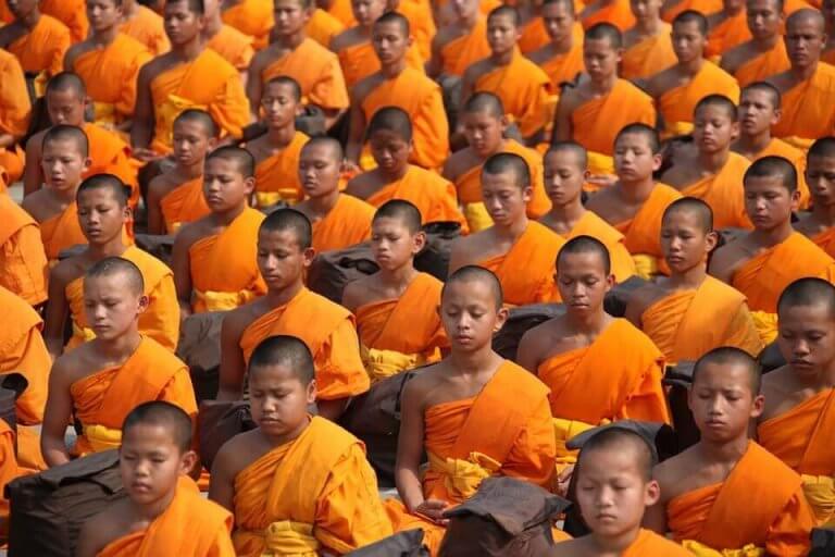 Munkar som mediterar.
