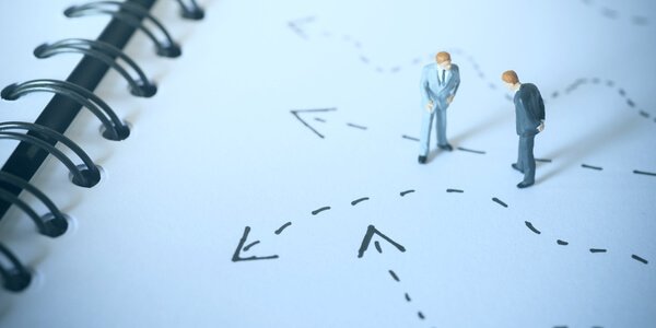 Personer som går på block.