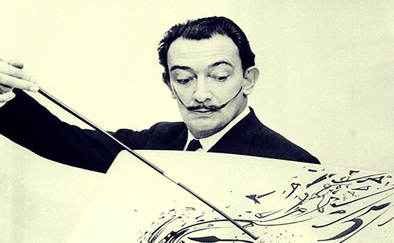 Salvador Dali som målar.