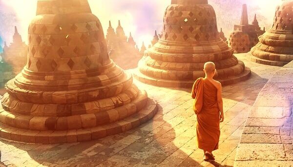 Tibetansk munk som går i ett tempel.