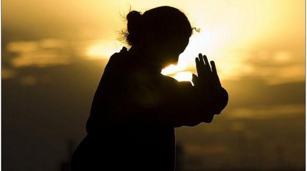 Kvinna som utövar kampsport