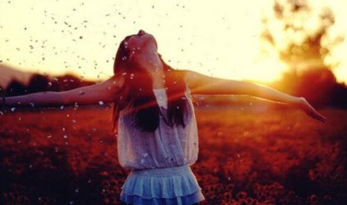 Kvinna som njuter av livet