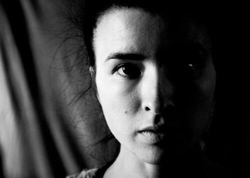 Kvinna med mikrouttryck