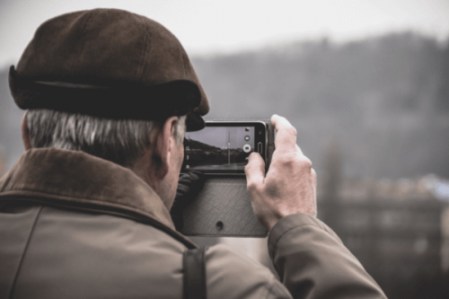 Äldre man som fotograferar