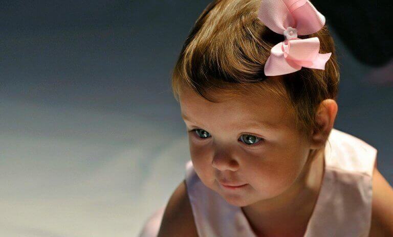 Bebis med rosett i håret.