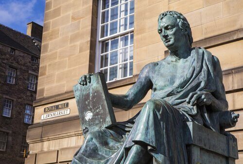 En staty av David Hume.