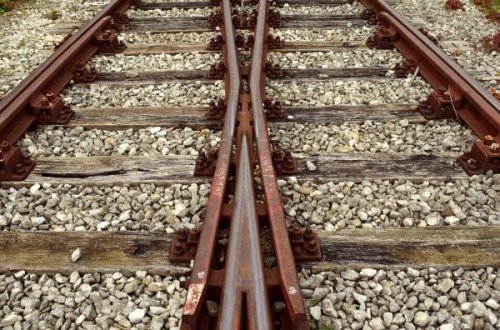 Järnvägsspår som korsar varandra