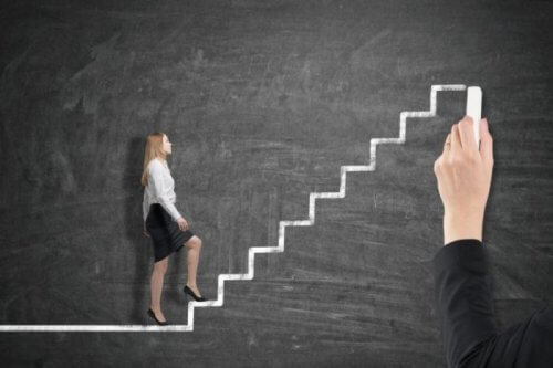 En kvinna går upp en trappa – Peters princip