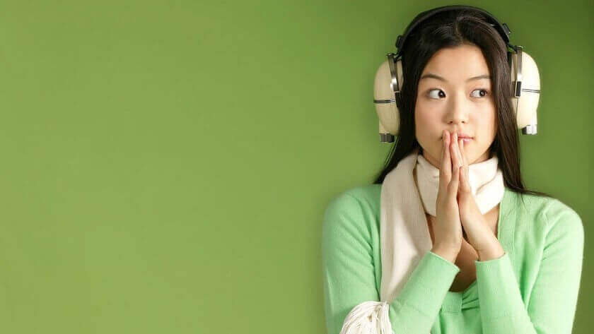 Kvinna med hörlurar som skydd mot misofoni.
