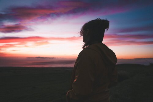 Kvinna som sitter för sig själv.