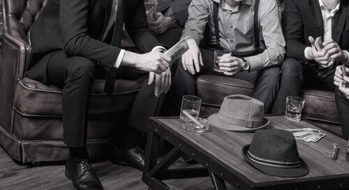 En grupp män som organiserar ett brott.