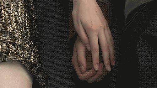 Par som håller händerna