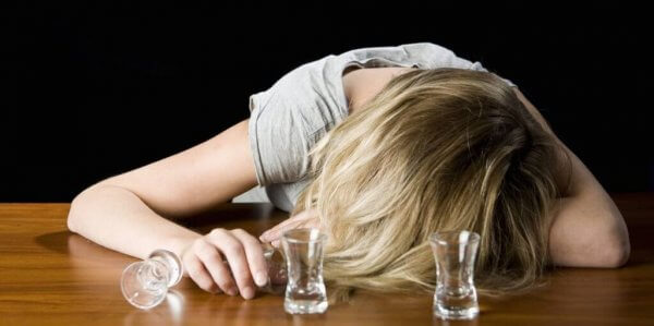 kvinna som har problem med spriten