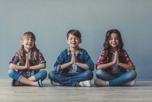 Barn utövar meditation
