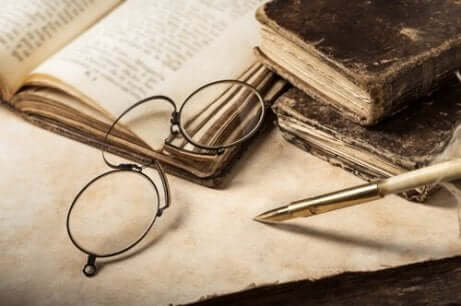 Glasögon och gammal bok