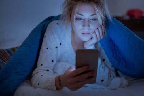 Kvinna med telefon
