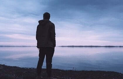 Man vid sjö