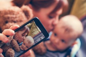 Riskerna med att lägga upp barn på sociala medier