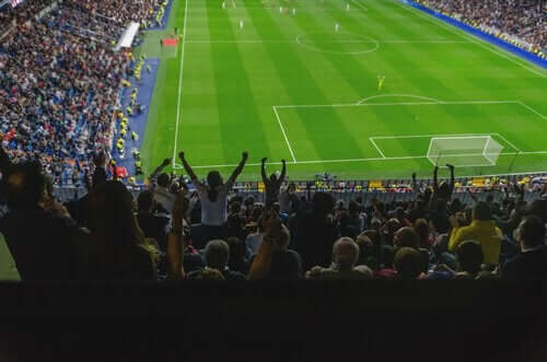 Fotbollsmatch och fans.