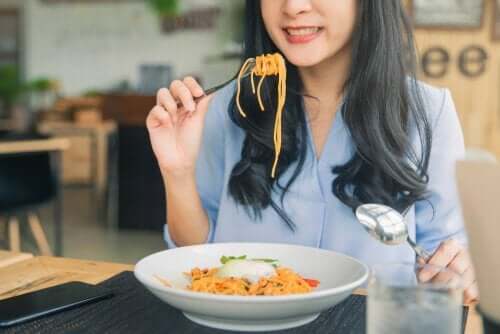 Kvinna som äter spaghetti.