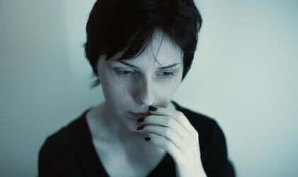 Kvinna som mår dåligt.