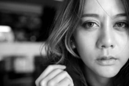 Kvinna som ser ledsen ut.