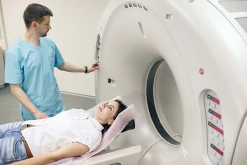Kvinna som ska genomgå MRI-scanning.