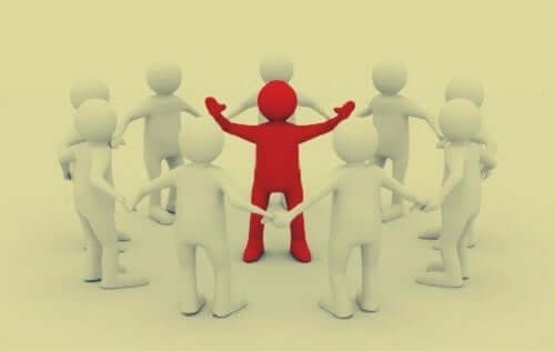 Person som talar inför grupp.