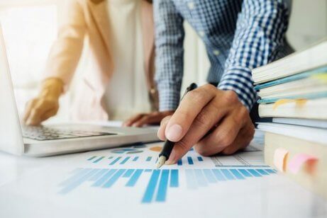 Personer jobbar med statistik