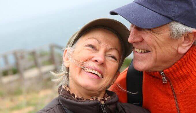 Äldre par som har en positiv konversation