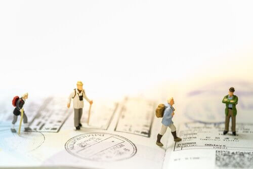 Figurer som kliver på ett pass.