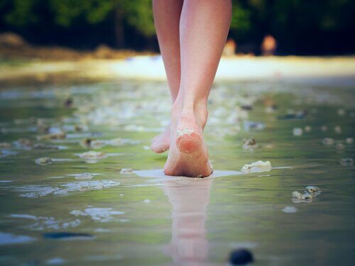 Fötter som går i vatten
