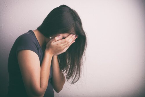 Kvinna som är ledsen.