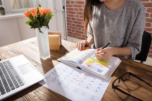 Kvinna som planerar med hjälp av en kalender