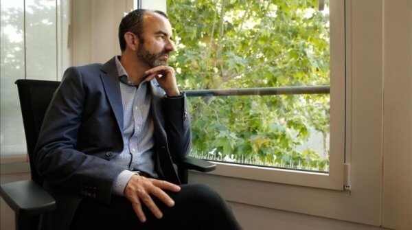 Rafael Santandreu tittar ut genom ett fönster.