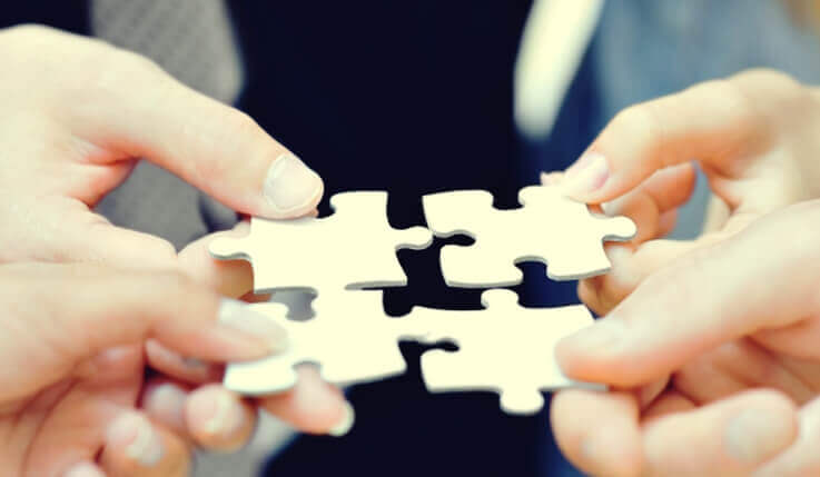 Personer som lägger pussel.