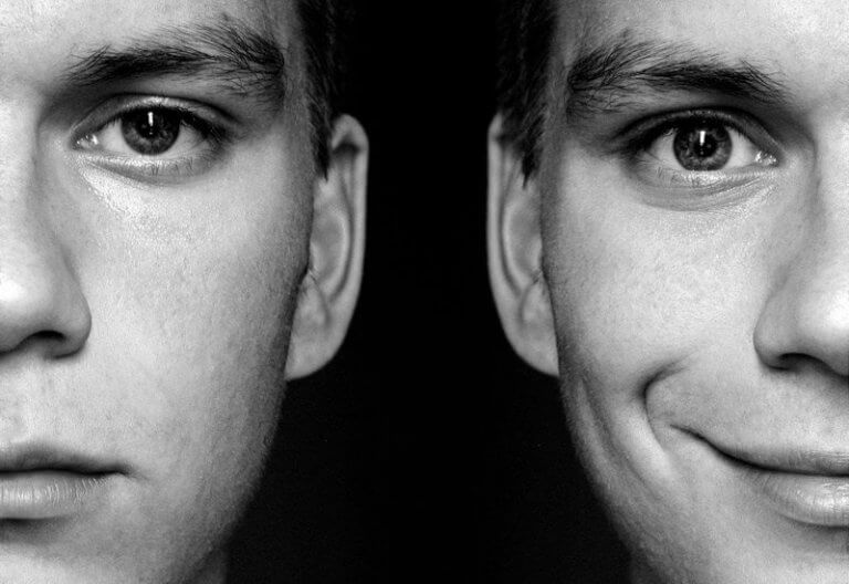 Två män med olika ansiktsuttryck.